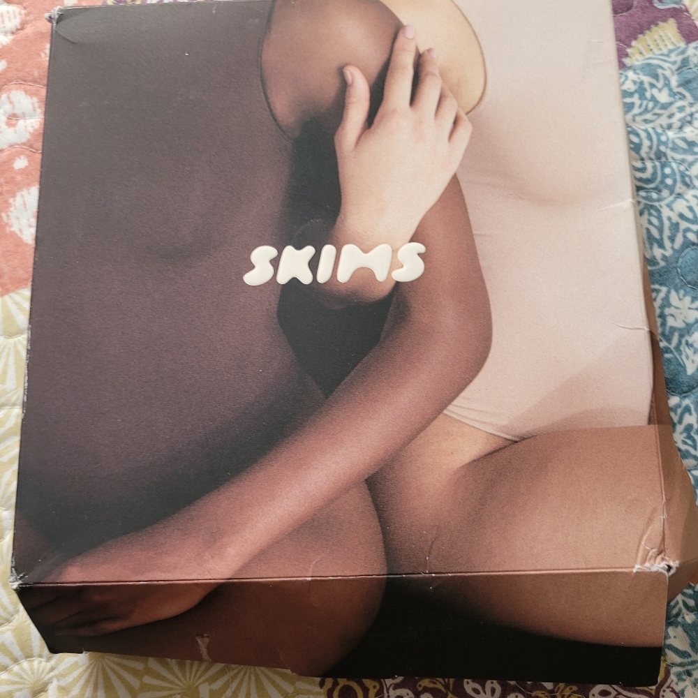 Skims essentials crew neck long sleeves bodysuit